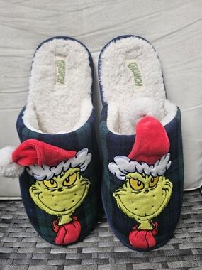 🚨CLEARANCE🚨Mens Grinch Holiday Plaid Fuzzy Slippers - Green & Red